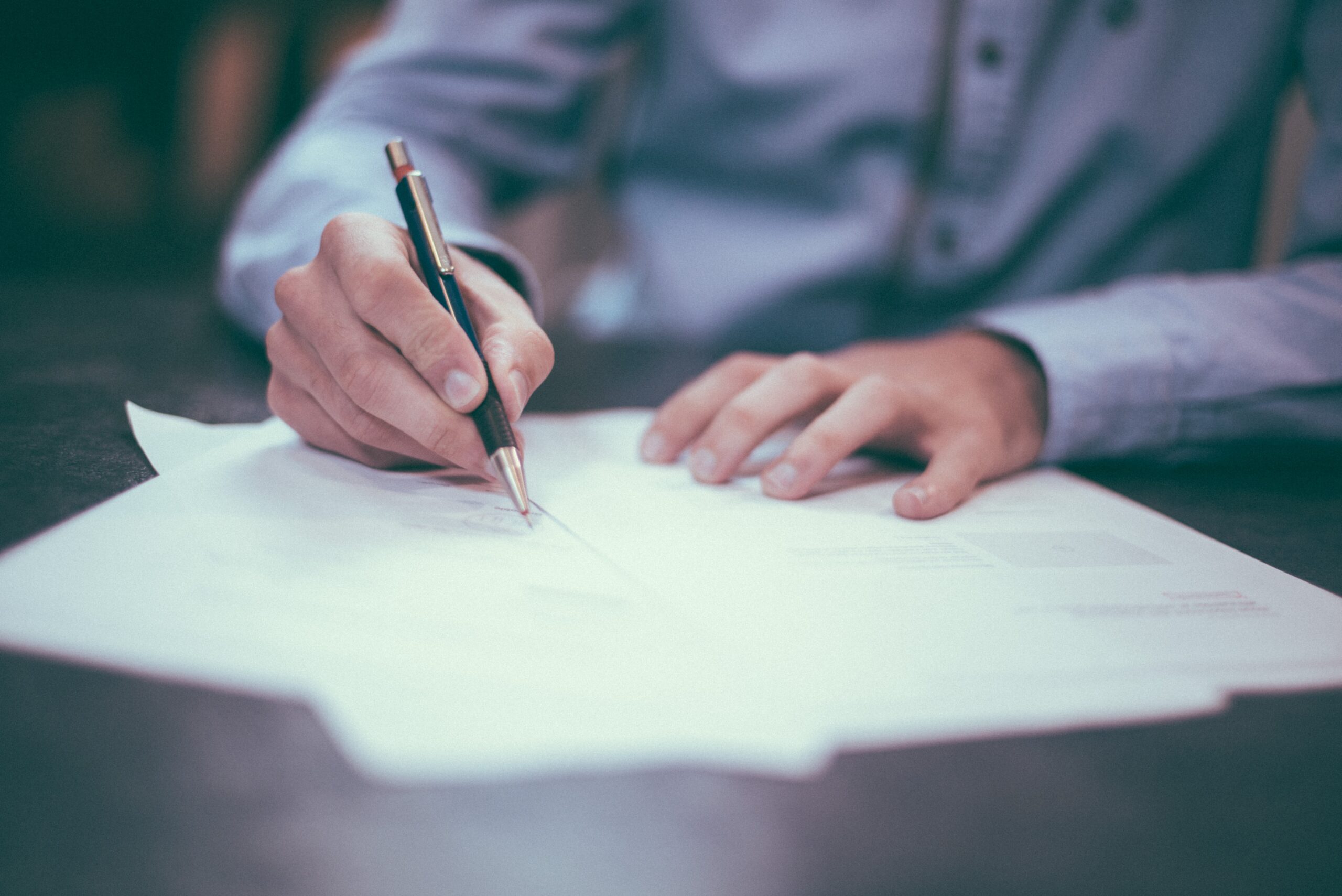 fucape-Veja-6-dicas-antes-de-assinar-o-contrato-de-trabalho-scaled